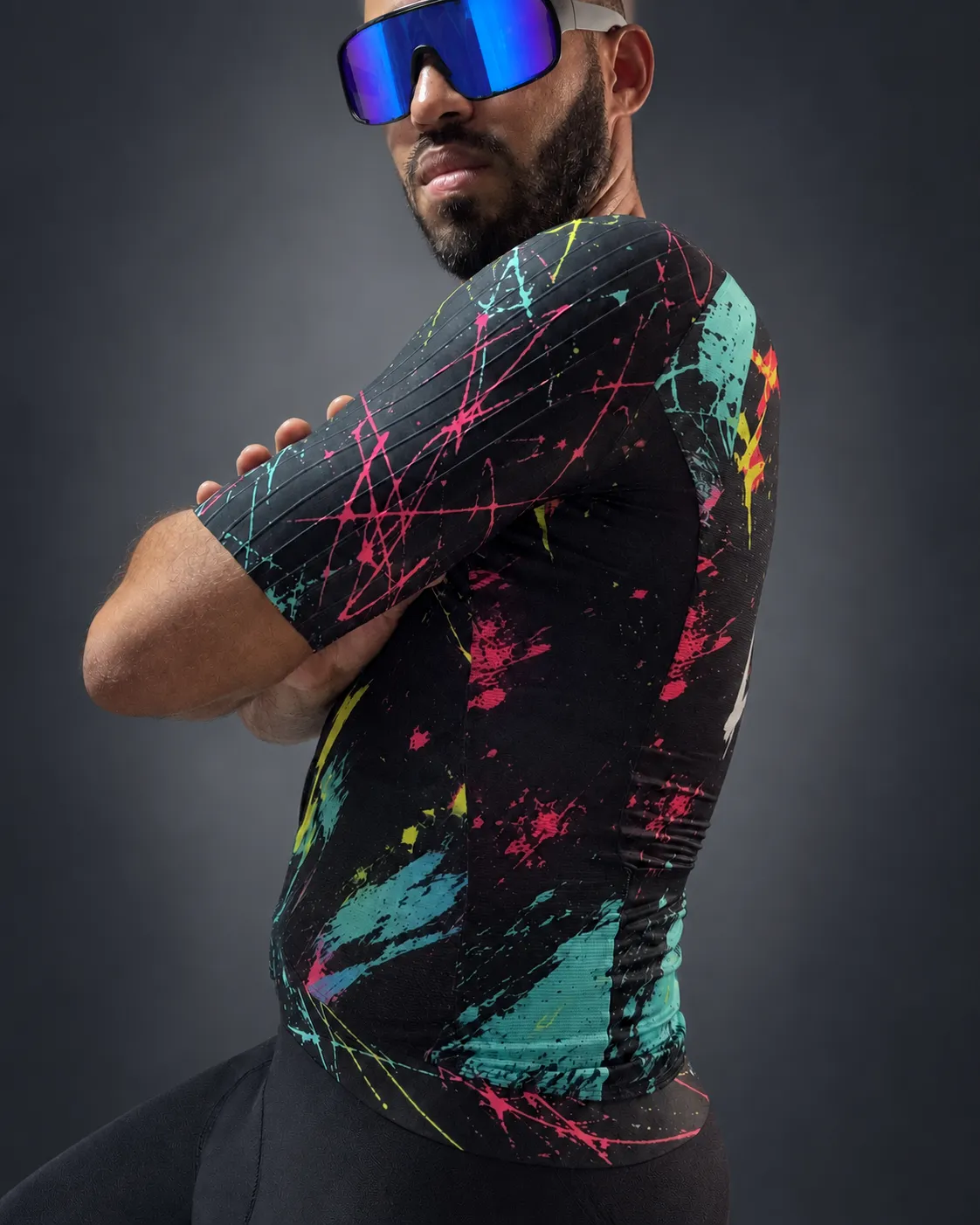 Ciclista con jersey YEIYI APEX Pro